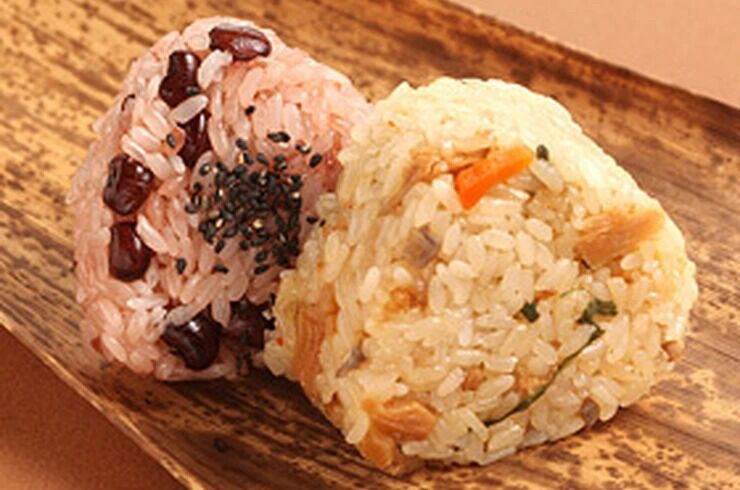 おにぎり 赤飯／山菜おこわ130円